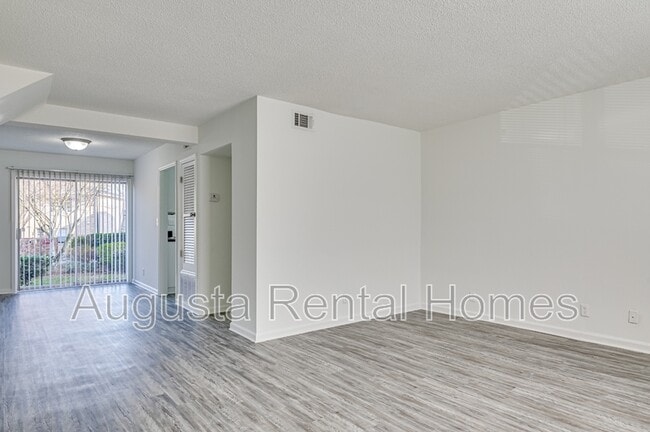 Building Photo - 2905 Arrowhead Dr