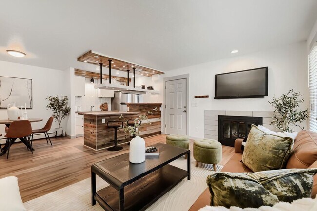 Building Photo - 2800 Kalmia Ave