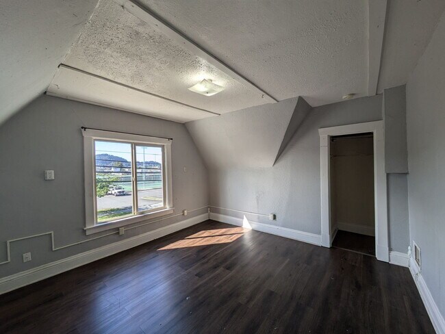 Foto del edificio - Across from Bellingham High | 5 Bed, 2 Bath Home | Minutes to Trader Joe's & I-5 | Pet Friendly |...