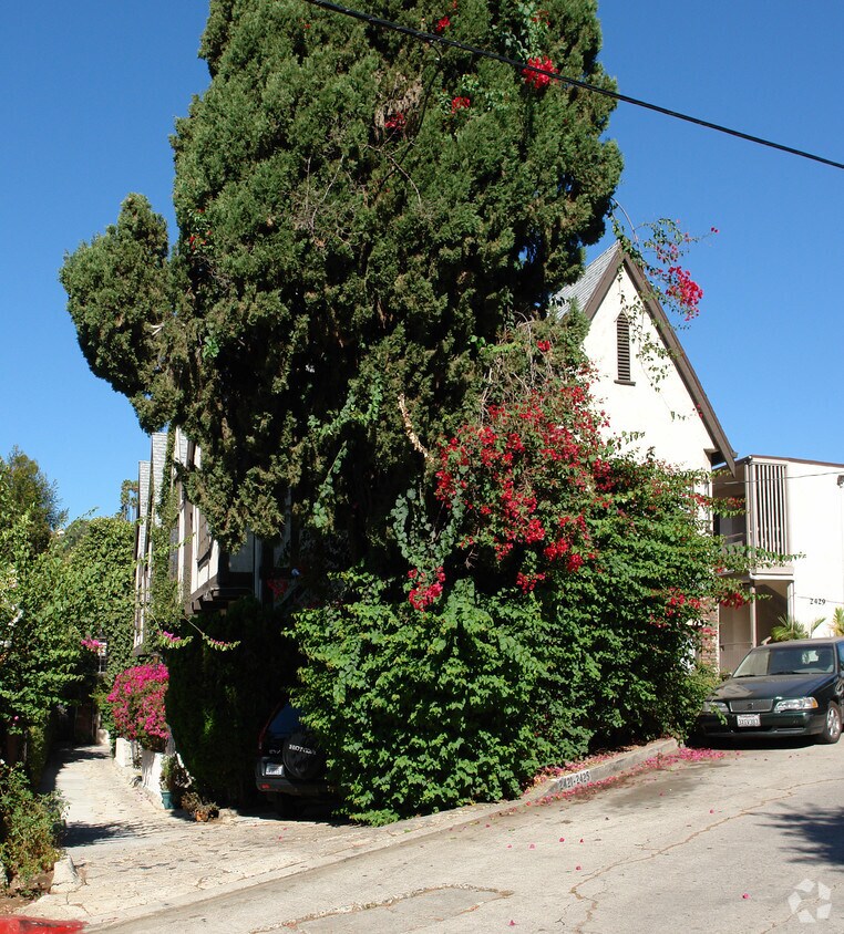 Building Photo - 2421-2425 Cheremoya Ave