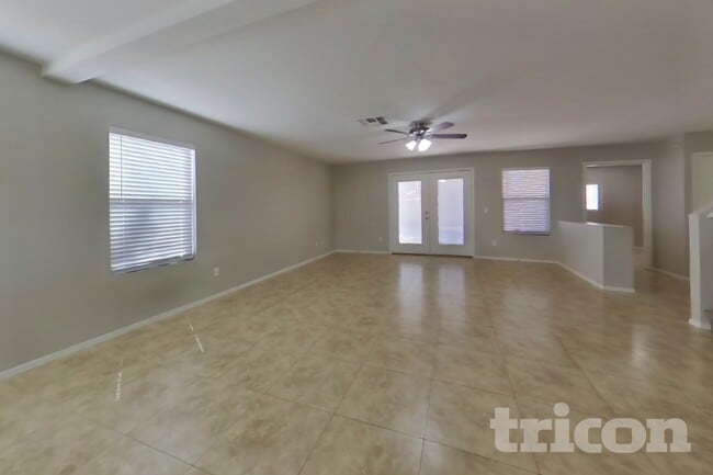 Building Photo - 2283 E Palm Beach Dr