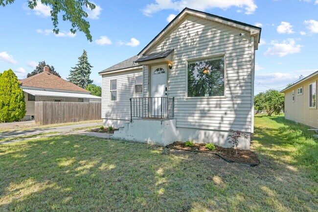 Building Photo - 1734 N Stone St