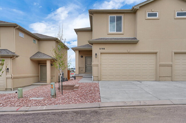 Building Photo - Spacious and Elegant 3-Bedroom Condo with ...