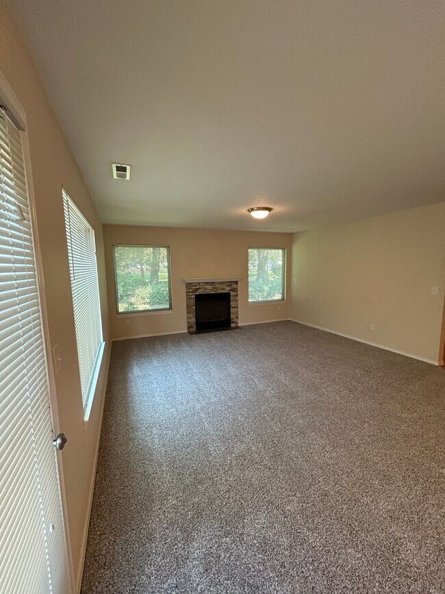 Building Photo - Great 2 Bedroom Condo near Vancouver Mall!