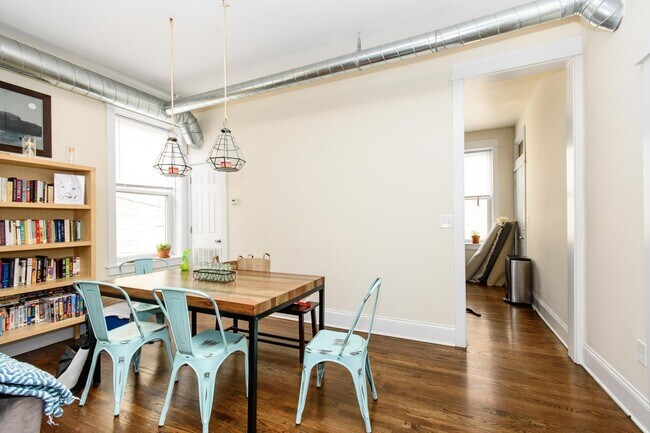 Foto del edificio - Top Floor 2bd/1bth Ukrainian Village, Avail August 1st!