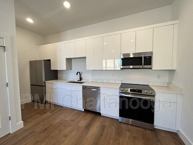 Building Photo - 975 Montague Pl