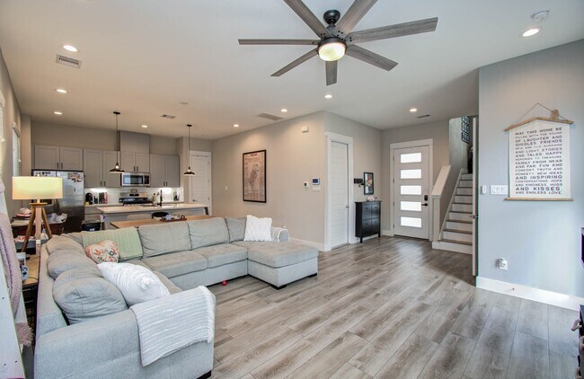 Building Photo - 1221 W Tidwell Rd