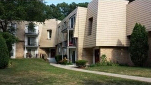 front of building - 3 Shadowbrook Ln