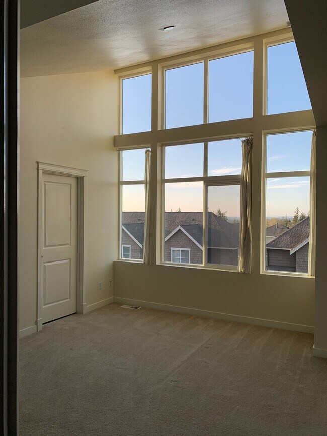 Spacious master room with beautiful mountain views - 2455 NE Park Dr