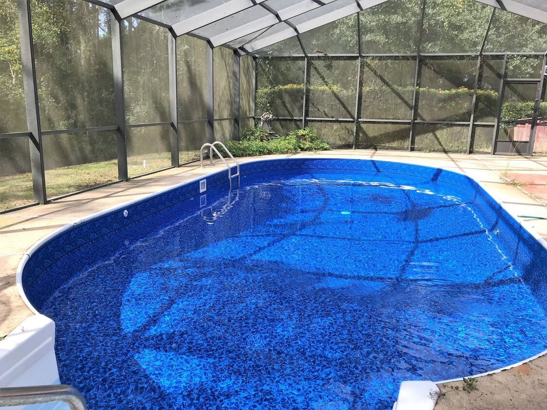 Primary Photo - Screen Enclosed Pool!