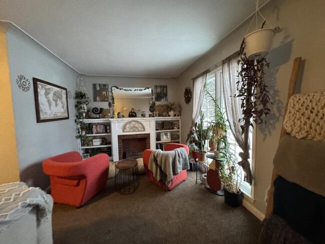 Building Photo - 406 E 9th St