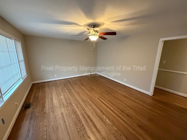 Building Photo - 2748 Lyndhurst Ave