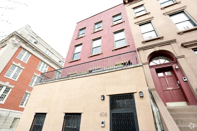 Building Photo - 608 Henry St