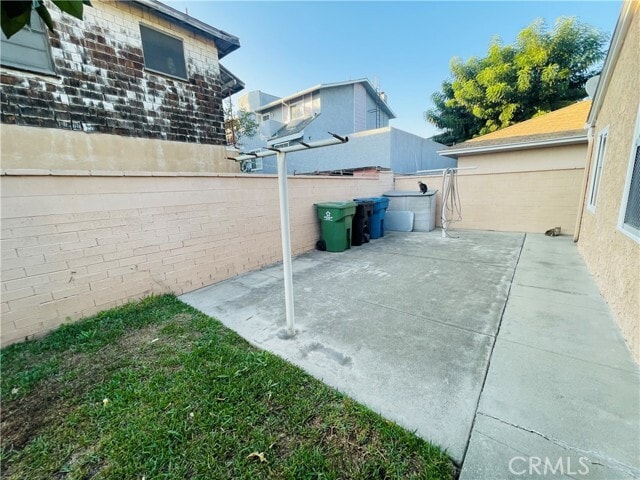 Building Photo - 731 S Almansor St