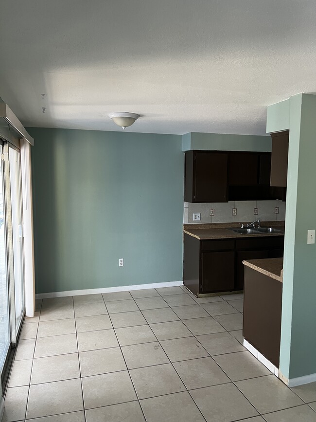 Dining Area - 140 Minna Ln