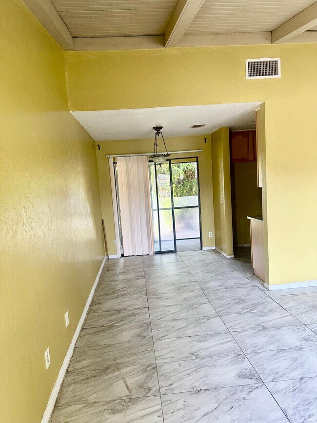 Foto del edificio - 452 Glenwood Dr