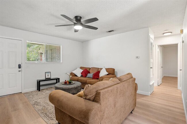 Foto del edificio - 8603 Woodstone Dr
