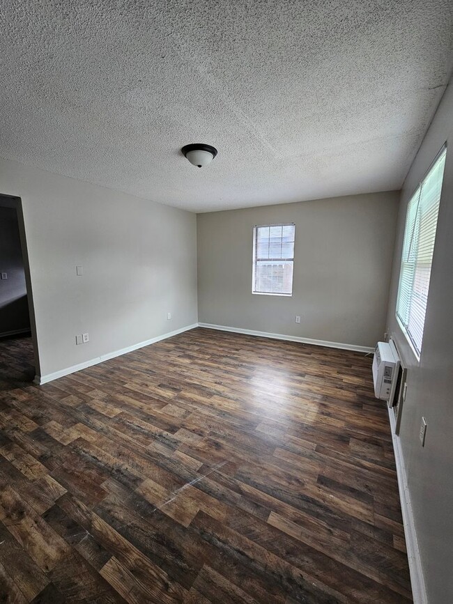 Building Photo - 1820 Iris St