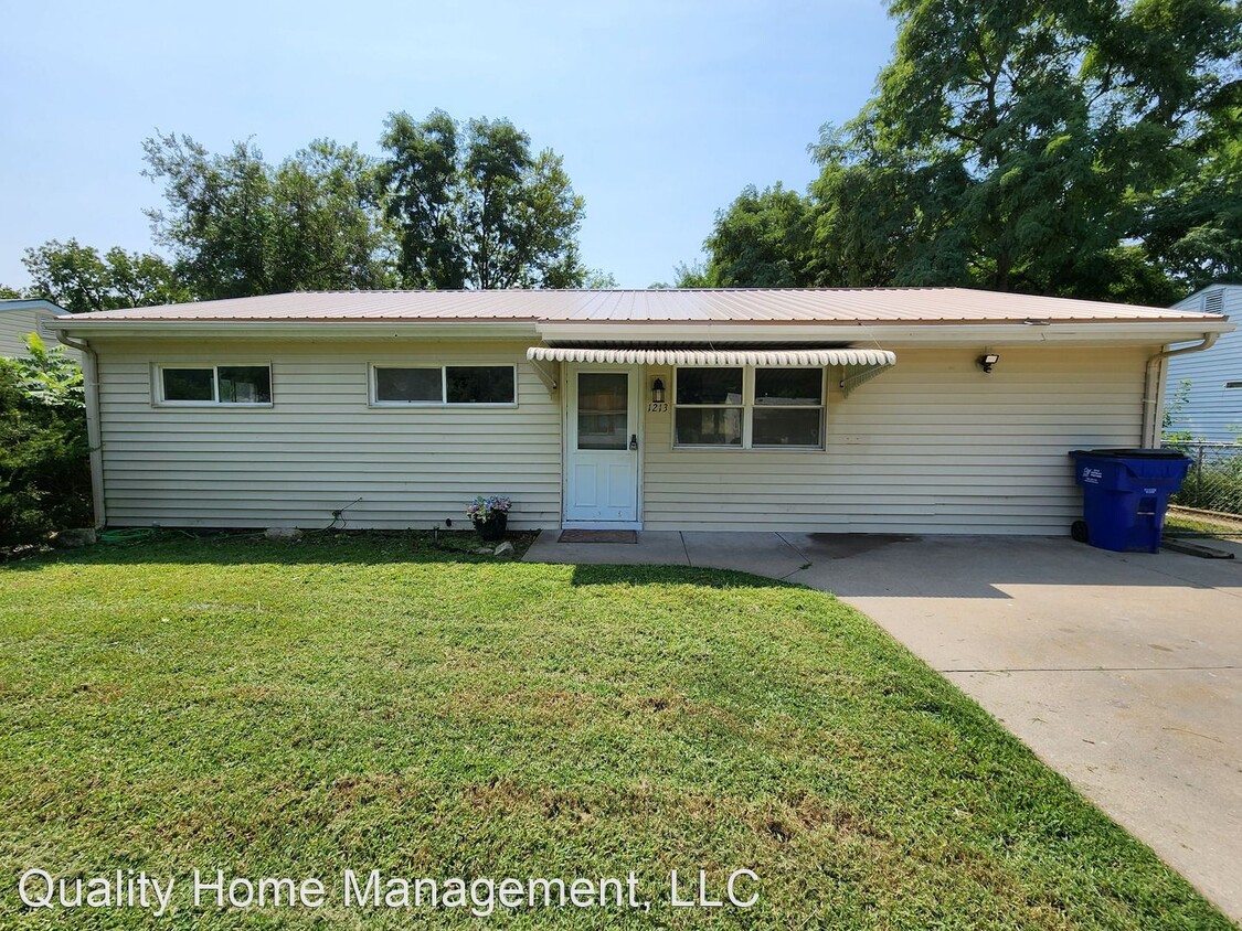 Primary Photo - 3 br, 1 bath House - 1213 W. 12 St.