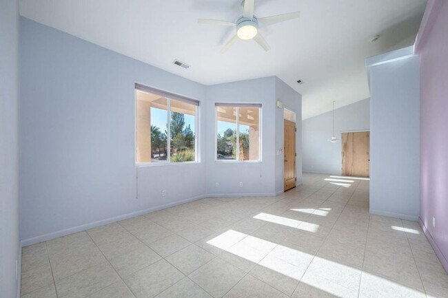 Foto del edificio - Private Corner-Lot Living in Scenic Santa Clara