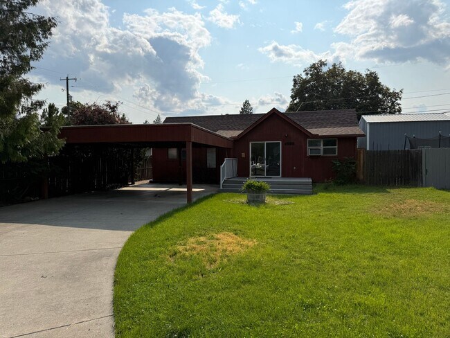 Foto del edificio - 2 Bed 1.5 Bath Home In Spokane With A Shop!