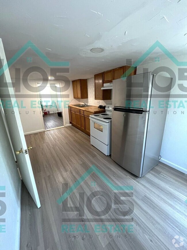 Building Photo - 2125 SW 26th St