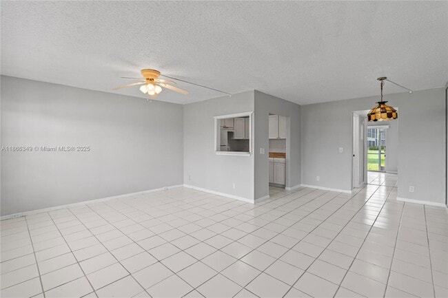 Building Photo - 555 Fanshaw N