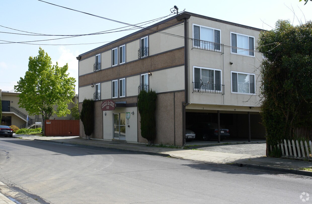 Foto del edificio - 65 Hemlock Ave