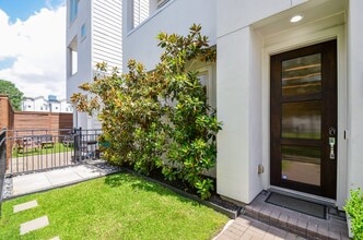 Building Photo - 1310 Delano St Building Photo - 1310 Delano St