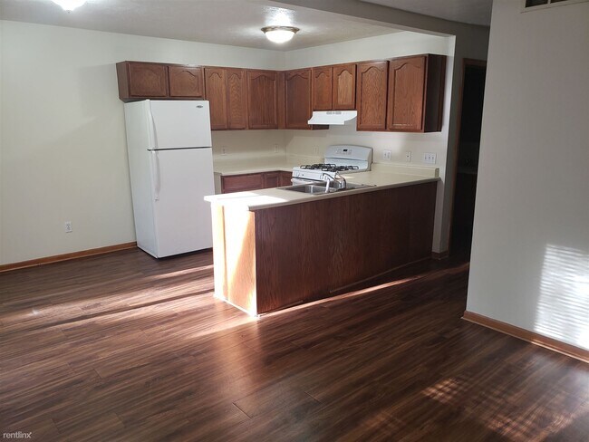 Building Photo - 3 br, 1.5 bath Duplex - 166 Lamoreaux Dr N...