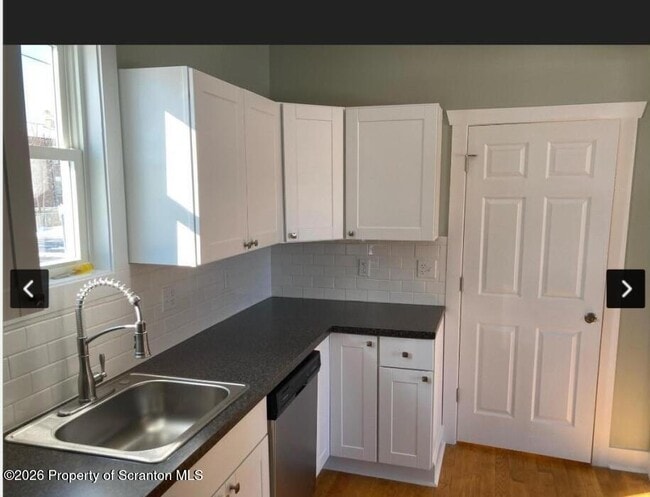 Building Photo - 402 S Valley Ave