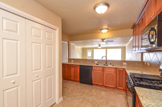 Foto del edificio - 3 BEDROOM TOWNHOME FOR LEASE IN LANGHAM CREEK