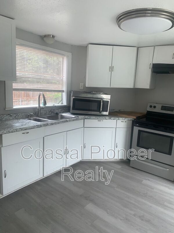 Building Photo - 6531 Bandura Ave