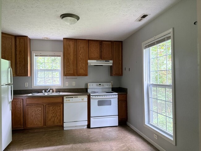 Building Photo - 4 Greenbriar Rd