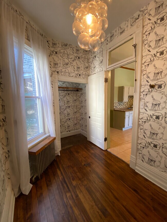 Building Photo - 1114 N Hoyne Ave