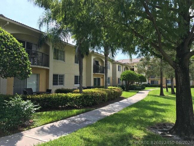 Building Photo - 708 Crestwood Ct S