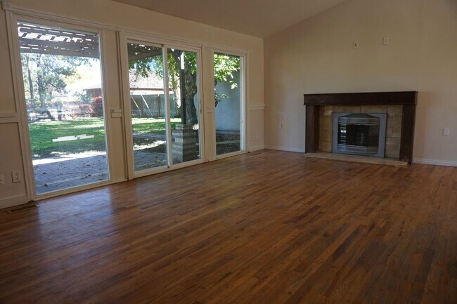 Building Photo - Holliday 4 Bedroom 2 1/2 Bath Pet Friendly...