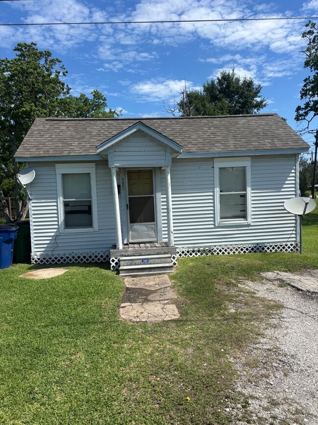 Building Photo - 608 W Cedar St