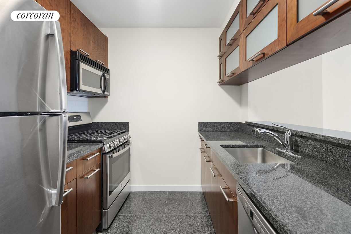 Primary Photo - 121 E 23rd St