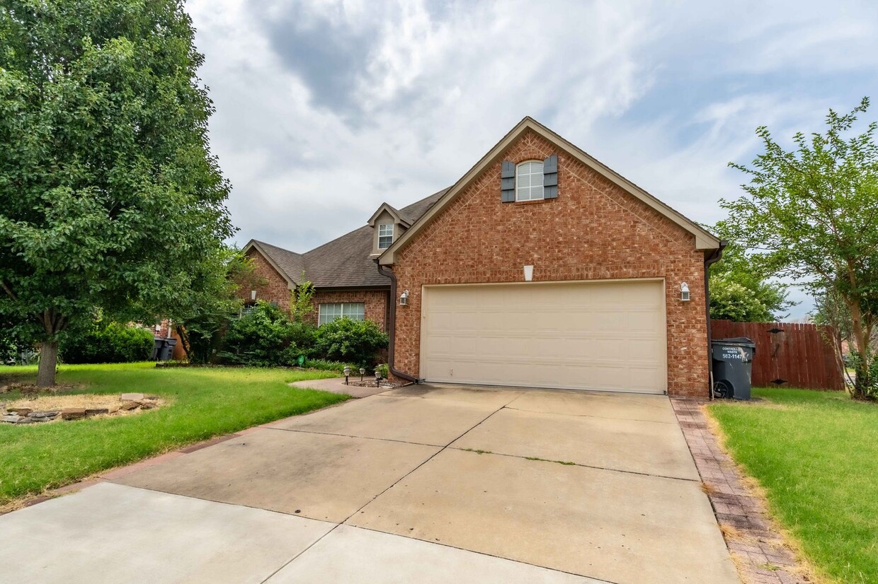 Foto principal - Stunning 4 Bed 3 Bath Home in Jenks!