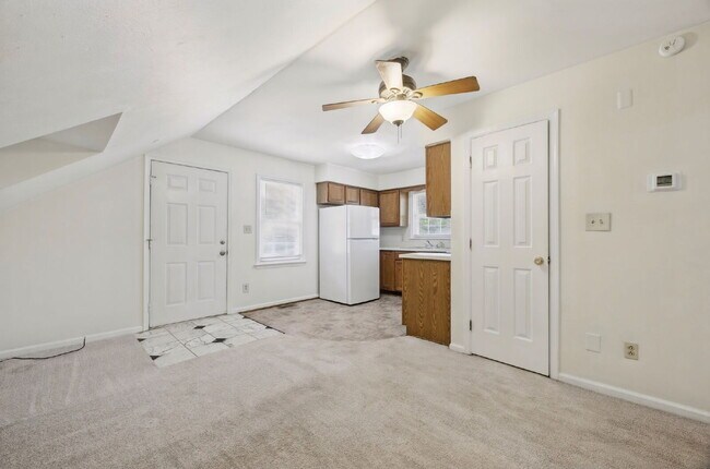 Foto del edificio - 2 bed 1 bath with fenced in yard in Norfolk