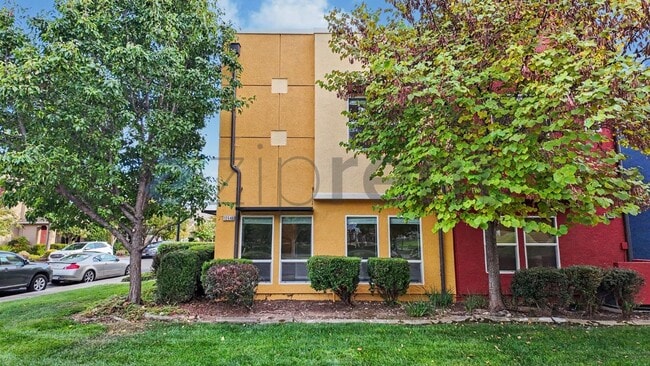 Building Photo - Unit