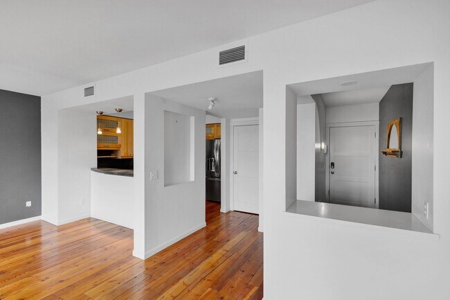 Foto del edificio - Modern 2 Bed / 2.5 Bath Condo with Office ...