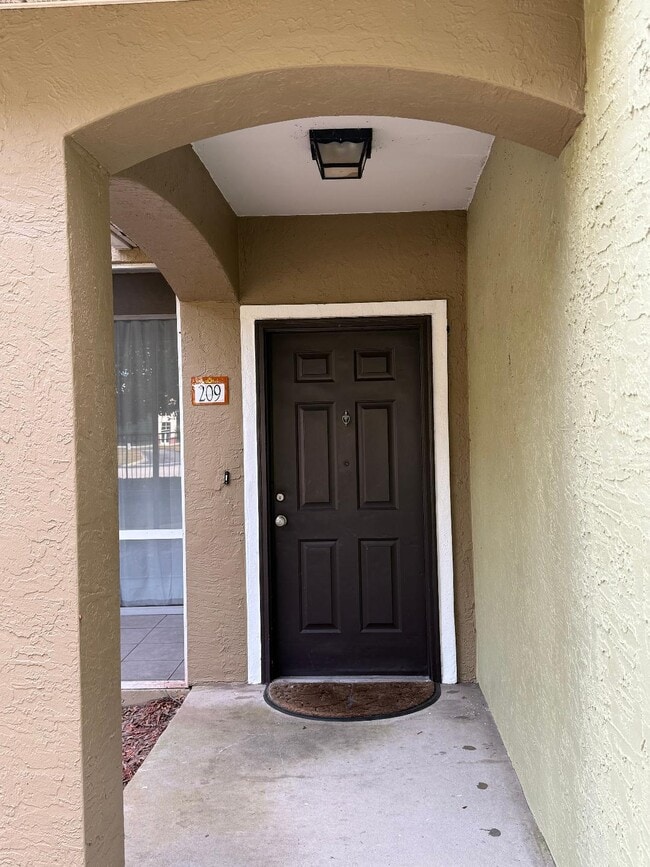 Entrance - Covered Entry - 10075 Gate Pky N