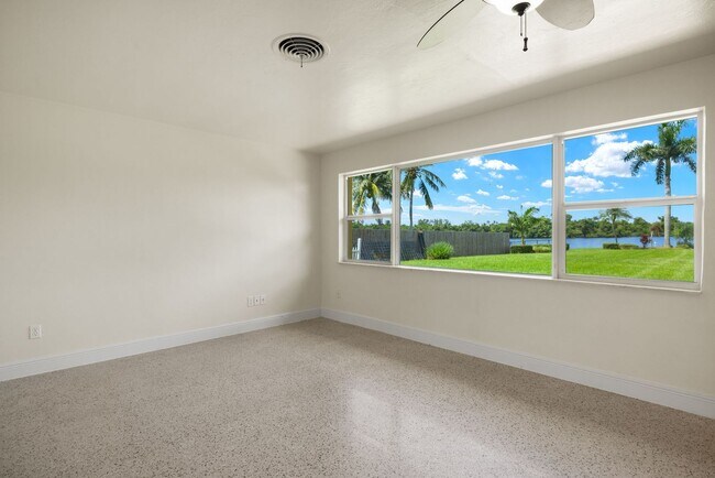 Foto del edificio - Riverfront Home with OVERSIDED YARD RENTAL in Fort Myers