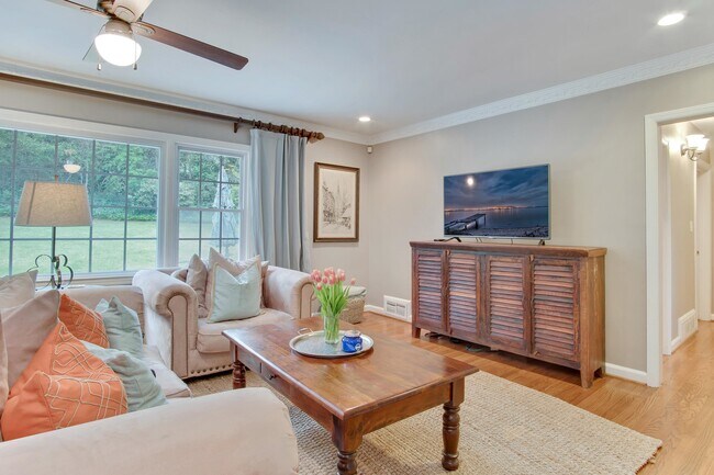Foto del edificio - 338 Lakemoore Dr NE