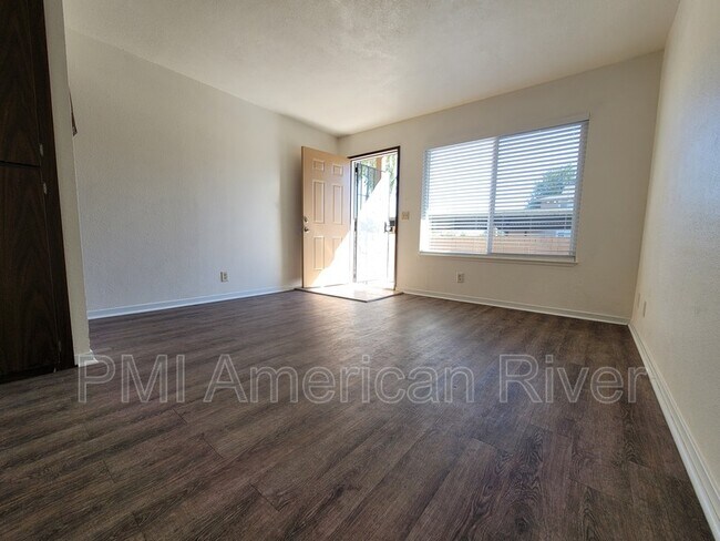 Foto del edificio - 6400 66th Ave