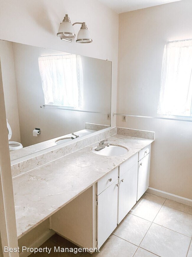 Building Photo - 802 Palomino Dr