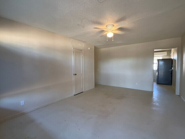 Building Photo - 1510 W Yucca Ave