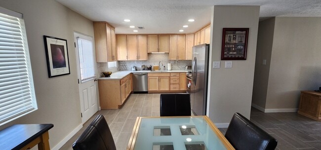 Foto del edificio - 7714 Pennsylvania Pl NE